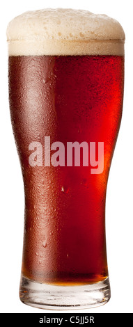 Frosty verre de bière rouge isolé sur fond blanc. Le fichier contient un chemin d'accès à couper. Banque D'Images