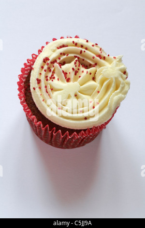 Red Velvet cupcake gâteau en cas isolé sur fond blanc Banque D'Images