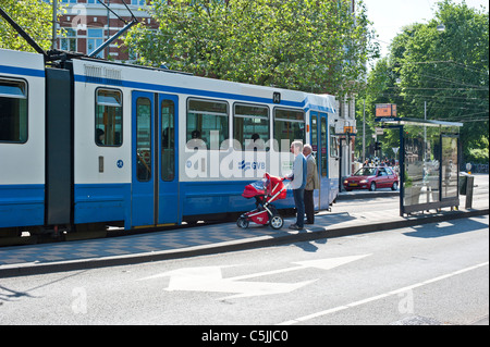 Les gens qui attendent à un arrêt de tramway à Amsterdam Banque D'Images