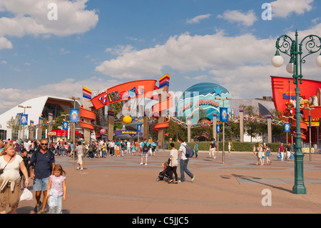 Les gens à l'extérieur de l'entrée de Disney Village à Disneyland Paris en France Banque D'Images