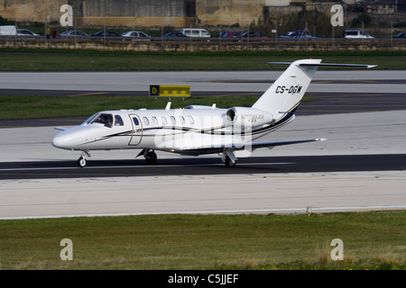 Cessna Citation CJ3 jet privé sur la piste à Malte Banque D'Images