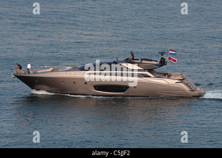 Riva 86 Domino grand luxury motor yacht. Style de vie riche. Banque D'Images