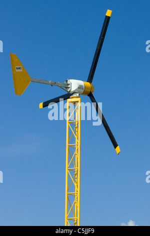 Éolienne avec fond de ciel bleu Banque D'Images