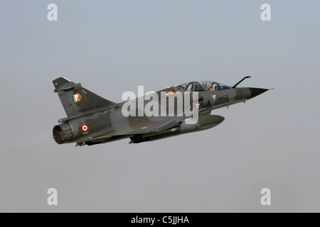 L'aviation militaire. Armée de l'air Dassault Mirage 2000N jet militaire au décollage et voler dans un ciel bleu Banque D'Images