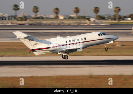 British Aerospace 125 corporate jet et transport VIP de la Royal Air Force en décollant de Malte. Vue de côté avec motion blur pour impression de vitesse Banque D'Images