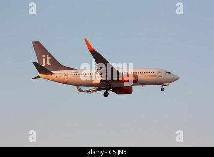 Temps Jet Boeing 737-700 à l'arrivée au coucher du soleil Banque D'Images