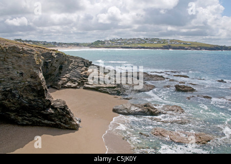 Une plage de sable déserte à Hayle Bay, en regardant vers la plus vaste plage de Polzeath sands Banque D'Images