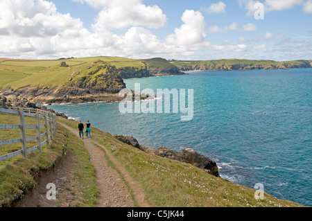 Se réveiller sur l'impressionnante côte Atlantique de Cornwall, près de Doyden Point à proximité de Port Quin Banque D'Images