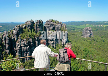 Point de vue sur Schrammsteine montagnes près de Bad Schandau dans la Suisse Saxonne, Massif de grès de l'Elbe, Saxe, Allemagne Banque D'Images