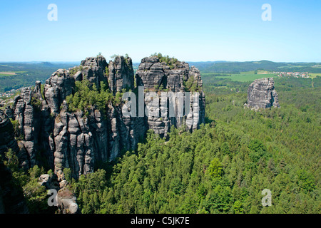 Point de vue sur Schrammsteine montagnes près de Bad Schandau dans la Suisse Saxonne, Massif de grès de l'Elbe, Saxe, Allemagne Banque D'Images