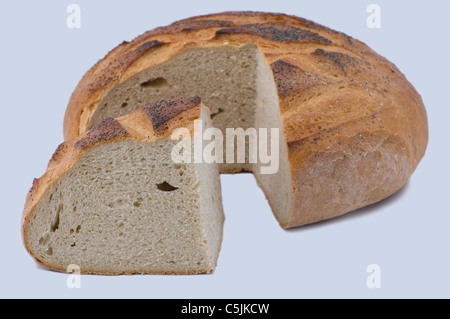 Cut round miche de pain avec des grains de pavot sur fond blanc Banque D'Images