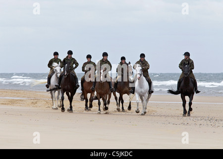 Le peloton de la Queen's Household Cavalry exerçant leurs chevaux sur Holkham beach - Norfolk Banque D'Images