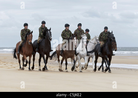 Le peloton de la Queen's Household Cavalry exerçant leurs chevaux sur Holkham beach - Norfolk Banque D'Images