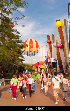 Les gens de Disney Village à Disneyland Paris en France Banque D'Images