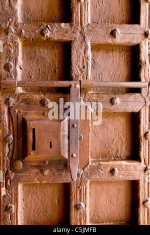 Serrure de porte en bois médiévale de serrure avec des formes carrés Banque D'Images