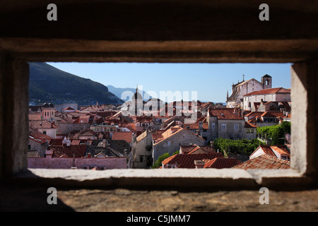 La vieille ville de Dubrovnik vue à travers la meurtrière dans le mur de fortification Banque D'Images