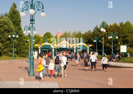 Les gens sur leur chemin au parc de Disneyland Paris en France Banque D'Images