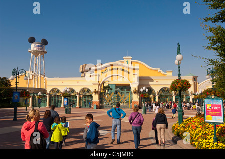 Les gens sur leur façon de le parc Walt Disney Studios à Disneyland Paris en France Banque D'Images