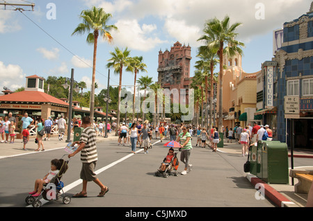 Rues de Hollywood studios Walt Disney World Resort parcs avec tour de la terreur dans la distance Banque D'Images