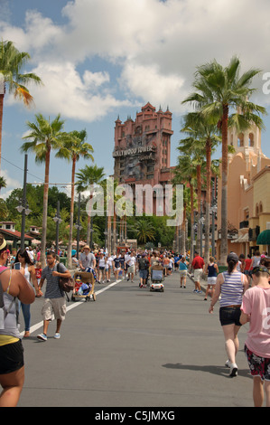 Rues de Hollywood studios Walt Disney World Resort parcs avec tour de la terreur dans la distance Banque D'Images