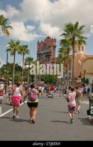 Rues de Hollywood studios Walt Disney World Resort parcs avec tour de la terreur dans la distance Banque D'Images