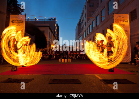 Danseurs de feu flamme Oz réceptions à Victoria International street festival Busker-Victoria, Colombie-Britannique, Canada. Banque D'Images