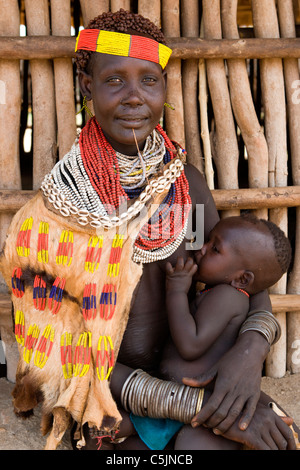 Portrait d'un tribeswoman Karo et son bébé au village de Kolcho dans la basse vallée de l'Omo, dans le sud de l'Afrique, poèmes Etiopia. Banque D'Images