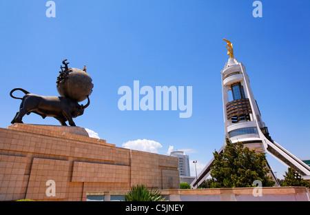 - Turkménistan Ashgabat - la statue commémorative de tremblement et l'Arc de la neutralité Banque D'Images