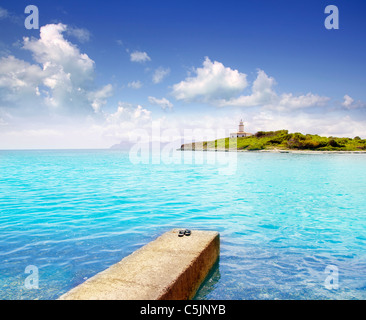 Alcudia Alcanada Majorque avec Aucanada island et phare de l'Espagne Baléares Banque D'Images