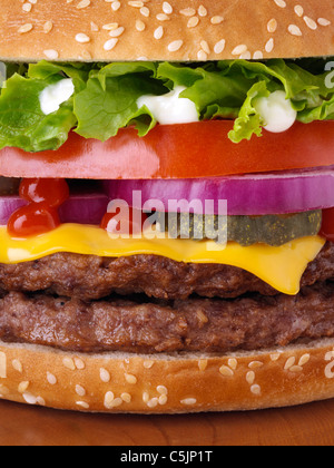 Cheeseburger avec deux galettes de boeuf oignon rouge, laitue et mayonnaise cornichon ketchup close up Banque D'Images