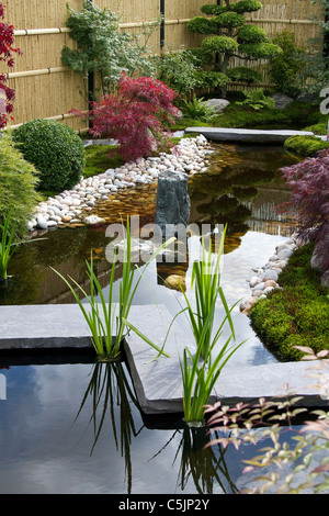 Jardin de style japonais de Yado avec étang conçu Serena Finzel de Finzel & Plumb au RHS Royal Horticultural Show Shallow Water Feature à Tatton Park, Cheshire, juillet 2011. Banque D'Images