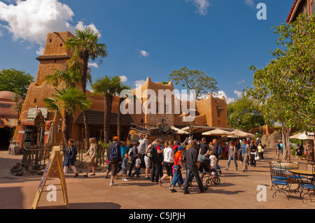 Personnes dans Adventureland à Disneyland Paris en France Banque D'Images