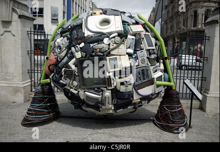 Re-Cycling sculpture, faite de téléviseurs, machines à laver, les moniteurs d'ordinateurs et autres équipements électriques. Banque D'Images