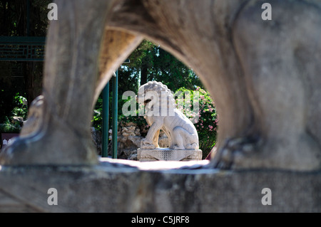 Une paire de lion en marbre statues. Beijing, Chine. Banque D'Images