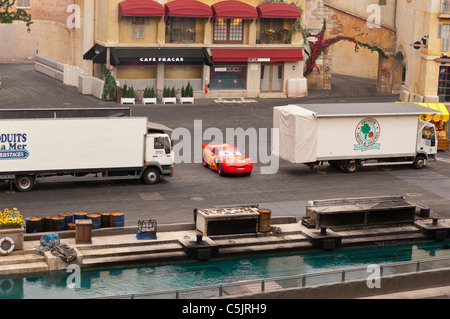 Le Lightning Mcqueen voiture au Moteurs...Action stunt show spectaculaire à Disneyland Paris en France Banque D'Images