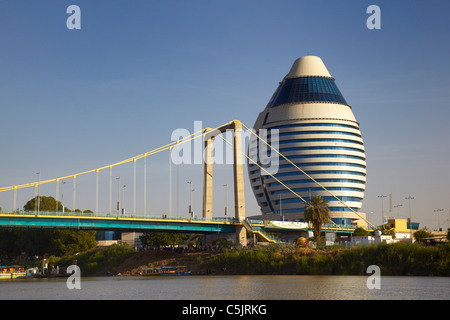 Al-Fateh Burj (Hôtel Corinthia) et pont de Tuti, Khartoum, Soudan, Afrique du Nord Banque D'Images