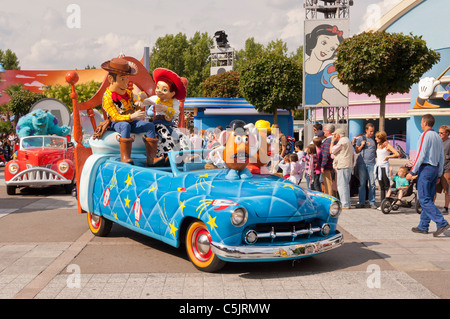 Les Stars 'n' Cars parade avec les personnages de Toy Story à Disneyland Paris en France Banque D'Images