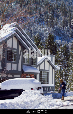 Pelleter la neige dans la région de Wrightwood, en Californie. Banque D'Images