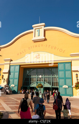 Les gens sur leur façon de le parc Walt Disney Studios à Disneyland Paris en France Banque D'Images