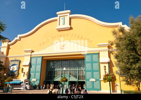 Les gens sur leur façon de le parc Walt Disney Studios à Disneyland Paris en France Banque D'Images