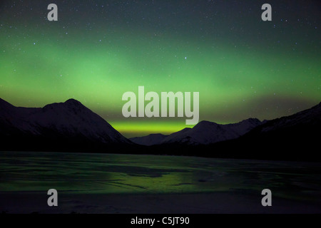 Northern Lights sur piste supérieure Lake, Alaska. Banque D'Images