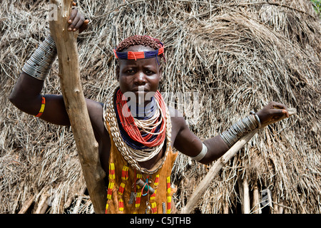 Portrait d'un tribeswoman Karo au village de Kolcho dans la basse vallée de l'Omo, dans le sud de l'Éthiopie, l'Afrique. Banque D'Images