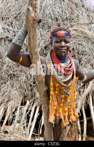 Portrait d'un tribeswoman Karo au village de Kolcho dans la basse vallée de l'Omo, dans le sud de l'Éthiopie, l'Afrique. Banque D'Images