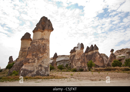 La formation de calcaire érodé, Cappodocia, Turquie. Cheminées de fées. Ciel nuageux, paysage, copie espace, zone de recadrage, allant de la Banque D'Images