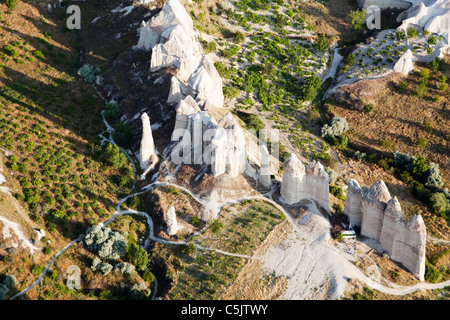 Vue aérienne de la formation calcaire érodé les cheminées, Cappadoce, Turquie. Scène horizontale à l'exemplaire de l'espace. Banque D'Images