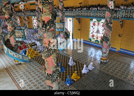 L'Asie, Vietnam, Tay Ninh, nr. Ho Chi Minh Ville (Saigon). Saint-siège caodaïste de Tay Ninh. Les Cao Dai cérémonie dans la salle de prière du Banque D'Images