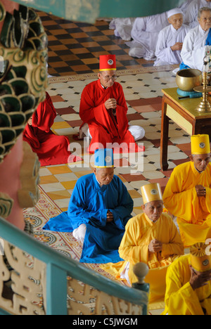 L'Asie, Vietnam, Tay Ninh, nr. Ho Chi Minh Ville (Saigon). Saint-siège caodaïste de Tay Ninh. Les Cao Dai cérémonie dans la salle de prière du Banque D'Images