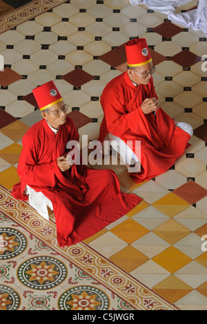 L'Asie, Vietnam, Tay Ninh, nr. Ho Chi Minh Ville (Saigon). Saint-siège caodaïste de Tay Ninh. Les Cao Dai cérémonie dans la salle de prière du Banque D'Images