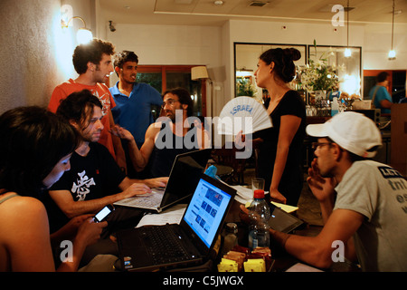 Les activistes travaillent sur leurs ordinateurs portables alors qu'ils se réunissent pour une discussion stratégique dans un café lors de la manifestation de justice sociale à tel Aviv Israël. La manifestation de justice sociale, également appelée manifestation de Tents, était une série de manifestations en Israël à partir de juillet 2011 impliquant des centaines de milliers de manifestants issus d'une variété socio-économique s'opposant à la hausse continue du coût de la vie, en particulier du logement. Banque D'Images