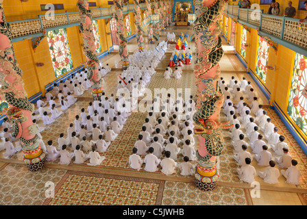 L'Asie, Vietnam, Tay Ninh, nr. Ho Chi Minh Ville (Saigon). Saint-siège caodaïste de Tay Ninh. Les Cao Dai cérémonie dans la salle de prière du Banque D'Images